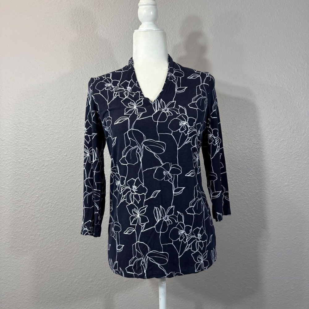 Chico's Women's Size 0 US S Navy Blue White Floral V-Neck 3/4 Sleeve Top